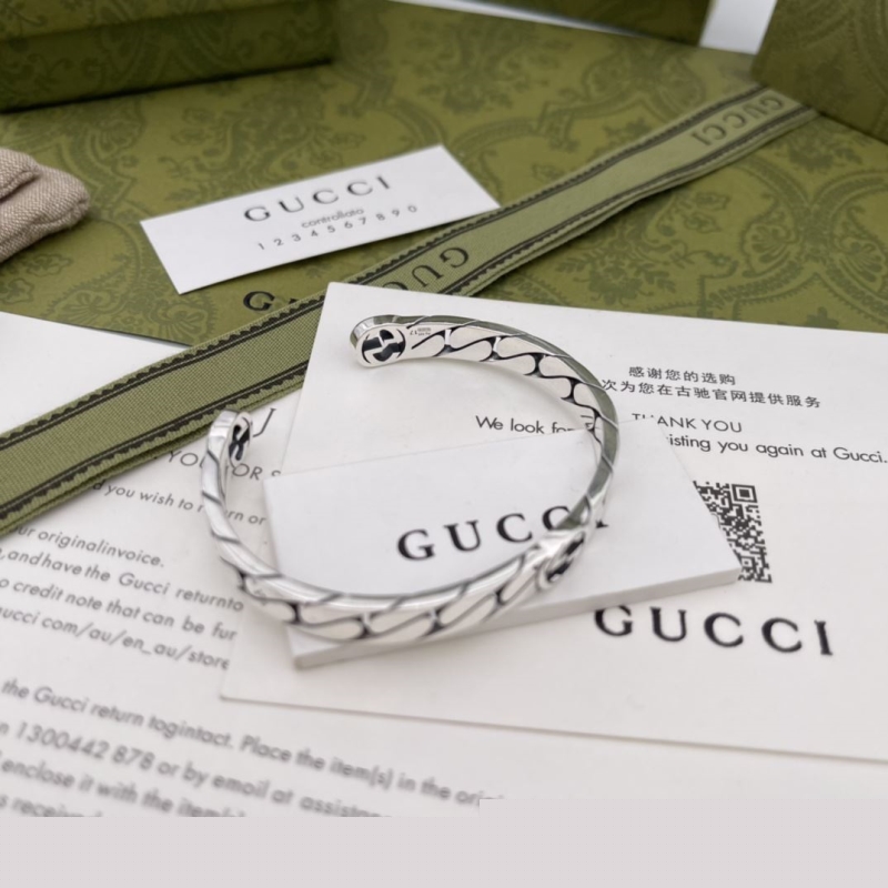 G*u*i bracelets